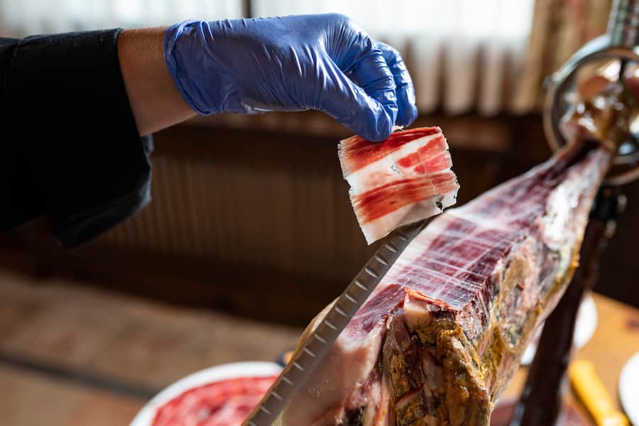 Iberico Schinkenfabrik in Azuaga, Extremadura, Cutter Victor schneidet Ibericoschinken