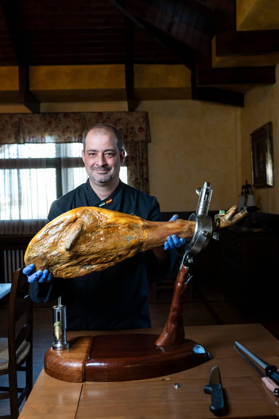 Iberico Schinkenfabrik in Azuaga, Extremadura, Cutter Victor schneidet Ibericoschinken
