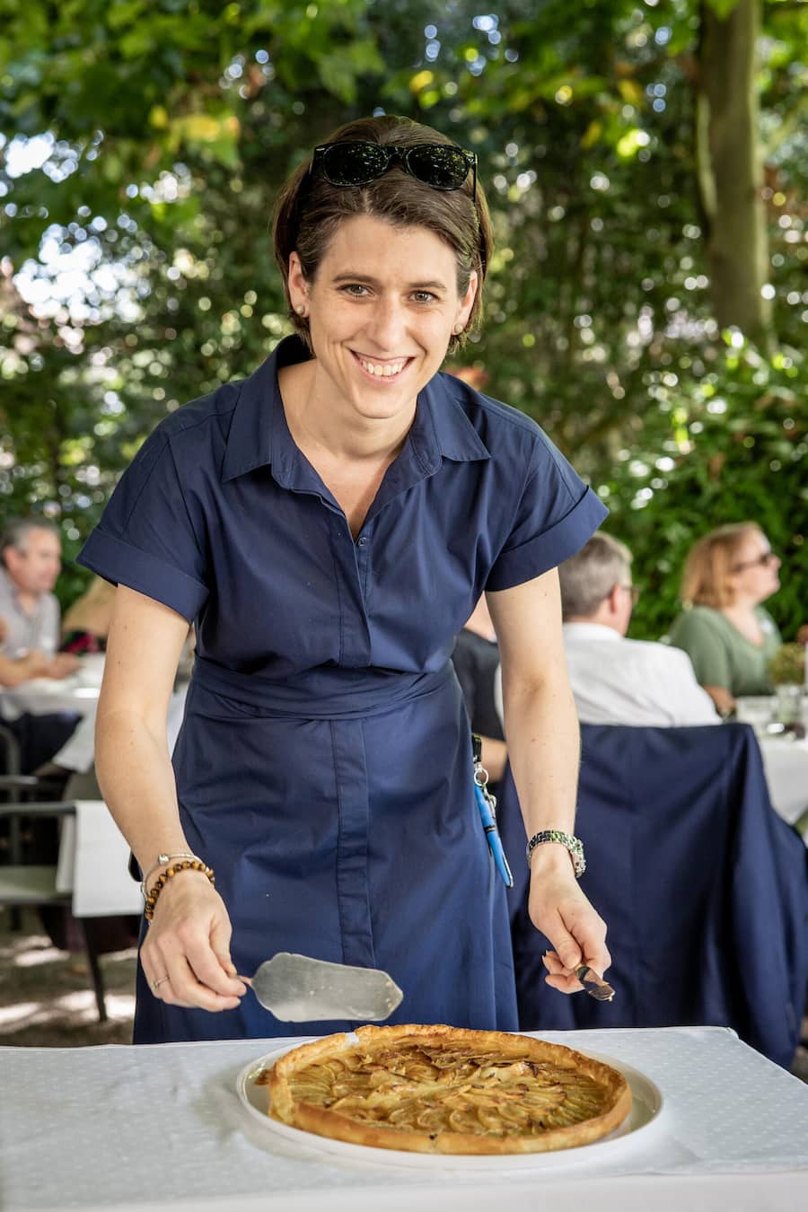 Frau von Martin Thommen mit Bären Apfelkuchen