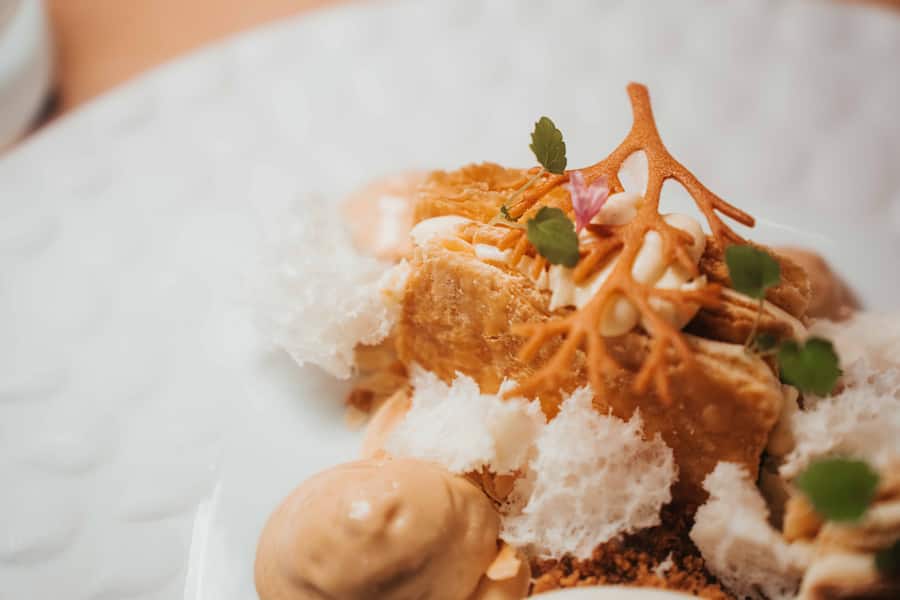 Mille-feuille mit Vanille, Haselnuss und gerösteten Mandeln und Milcheis.