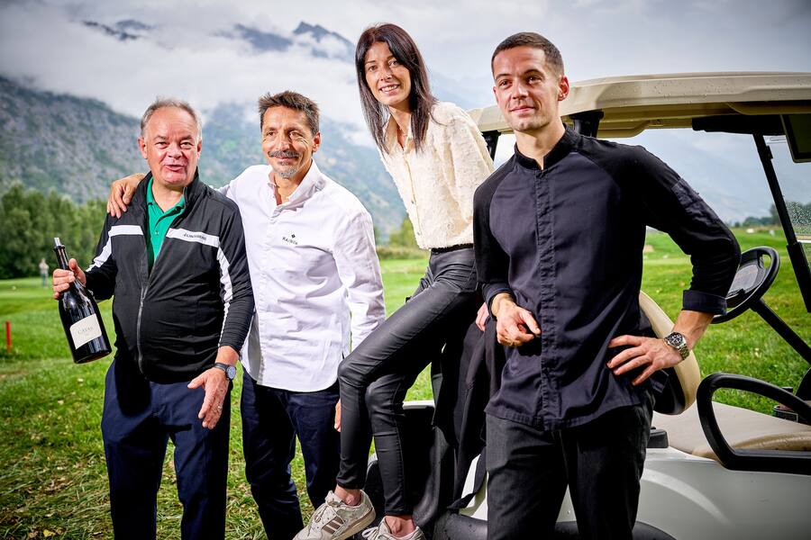 Leuk, le 17 septembre 2023 , Parcours gourmand sur le golf de Leuk, en compagnie de plusieurs chefs étoilés ici Frank Reynaud, pièce de veau rôtie au foin dâalpage sérac à lâail noir et moelleux de bolets à la marjolaine, aux vin domaine Jean René Germanier représenté par Olivier Emery © Sedrik Nemeth