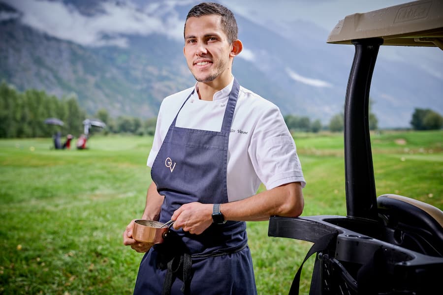 Leuk, le 17 septembre 2023 , Parcours gourmand sur le golf de Leuk, en compagnie de plusieurs chefs étoilés ici FGilles Varone , filet de Baudroie des côtes bretonnes marié au Seigle AOP VS pruneau mi cuit et miso de Nyon et au Vin domaine Cornulus représenté par Sarah Reynard © Sedrik Nemeth