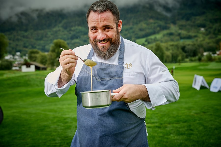 Leuk, le 17 septembre 2023 , Parcours gourmand sur le golf de Leuk, en compagnie de plusieurs chefs étoilés ici Romain Paillereau avec son Sandwich de Brochet et aux vinDomaine Javet et Javet représenté par Etienne Javet © Sedrik Nemeth