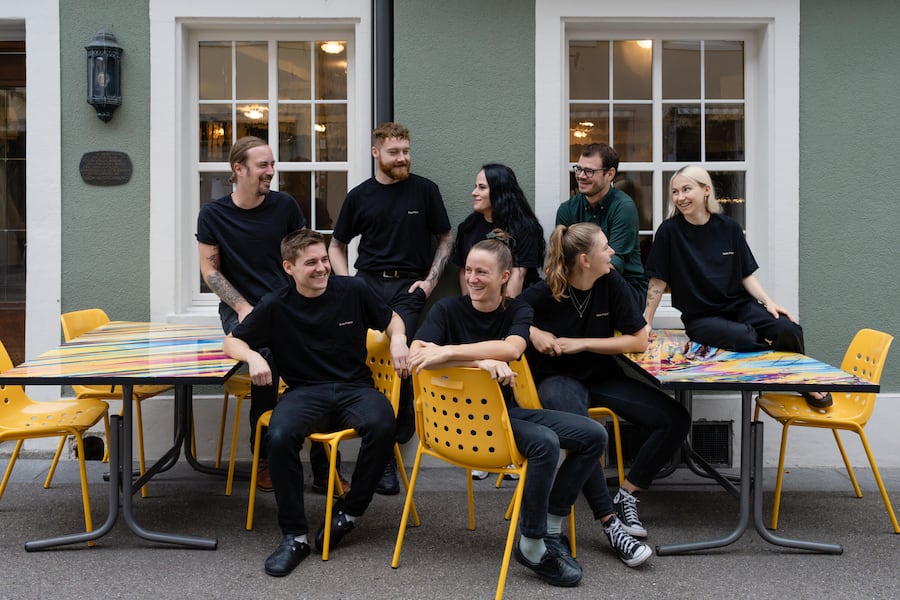 Team: Adrien Gyr, Benny Huch, Aferdita Murina, Xavier Serra, Lynn Vellacott (hinten v.l.), Michael Dober, Alex Hort, Mira Labusch (vorne v.l.) - Rosa Pulver, Winterthur - September 2023 - Copyright Olivia Pulver