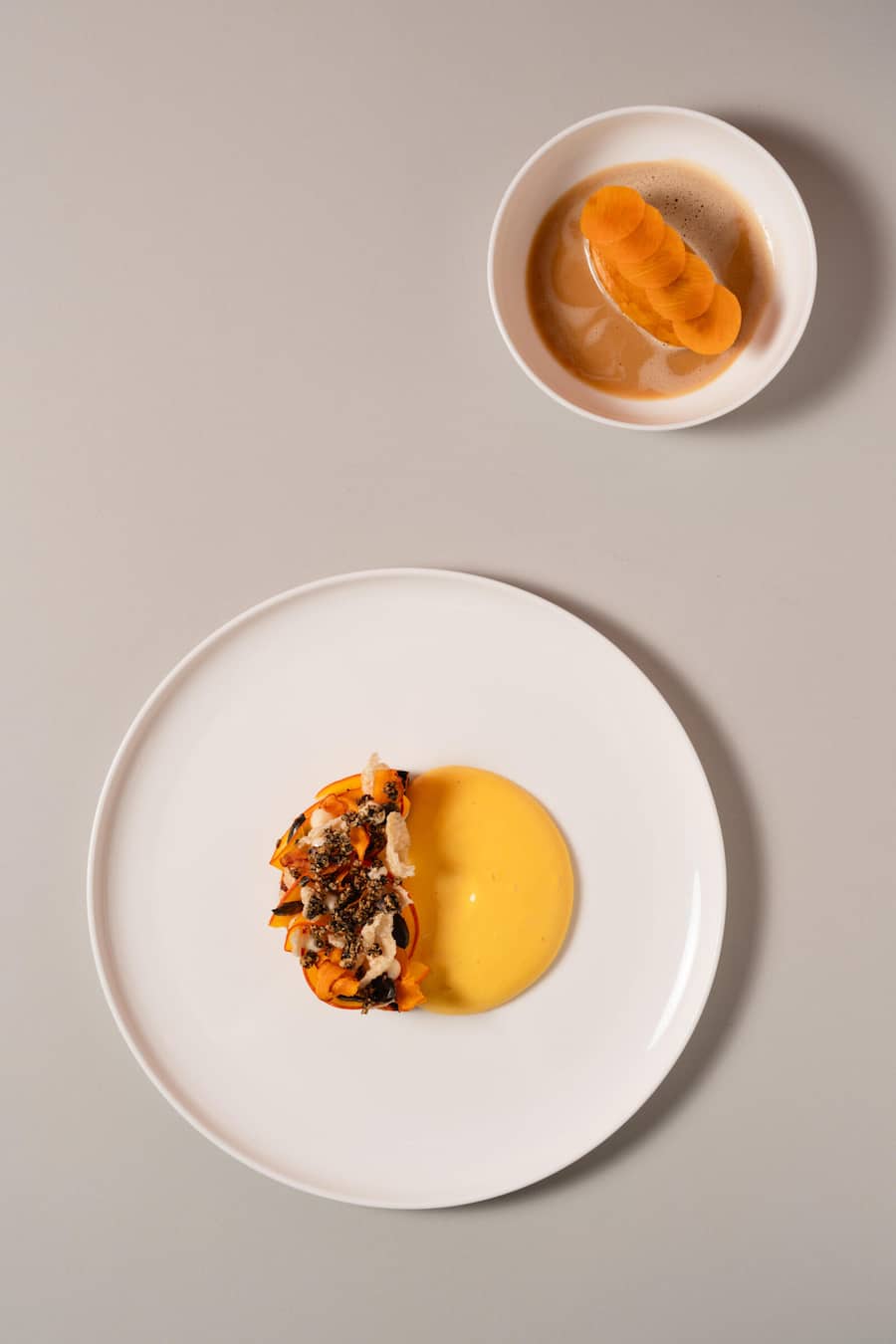 Kürbis, fermentierte Kürbis-Hollandaise und Wels-Quenelle - Michael Dober, Küchenchef - Rosa Pulver, Winterthur - September 2023 - Copyright Olivia Pulver
