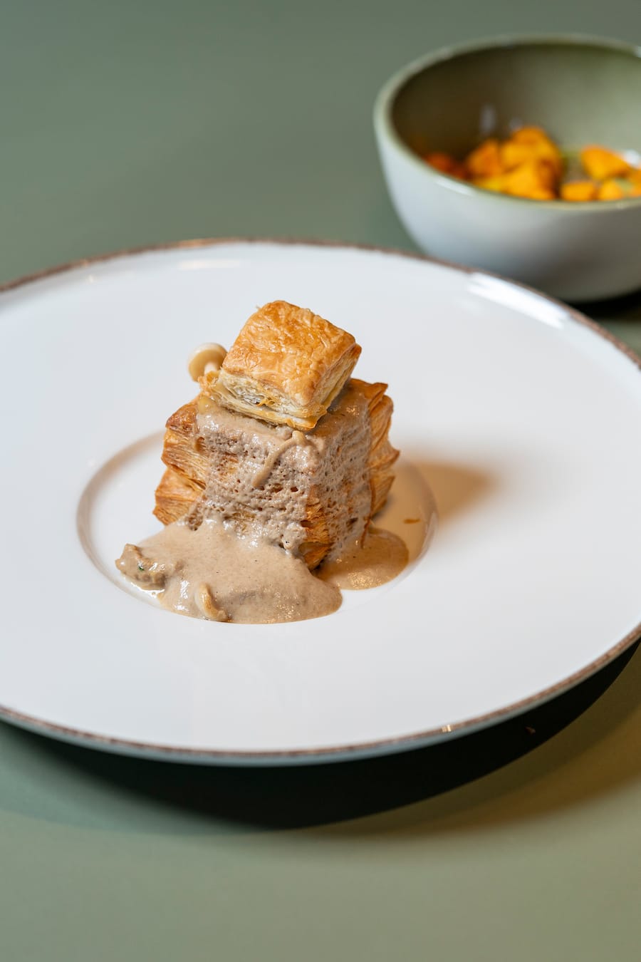 Restaurant Multertor , im Globus St. Gallen von Tobias Funke , Pastetli aus franz Blätterteig  mit Kalbsblankett, Pilzen Zuckererbsen