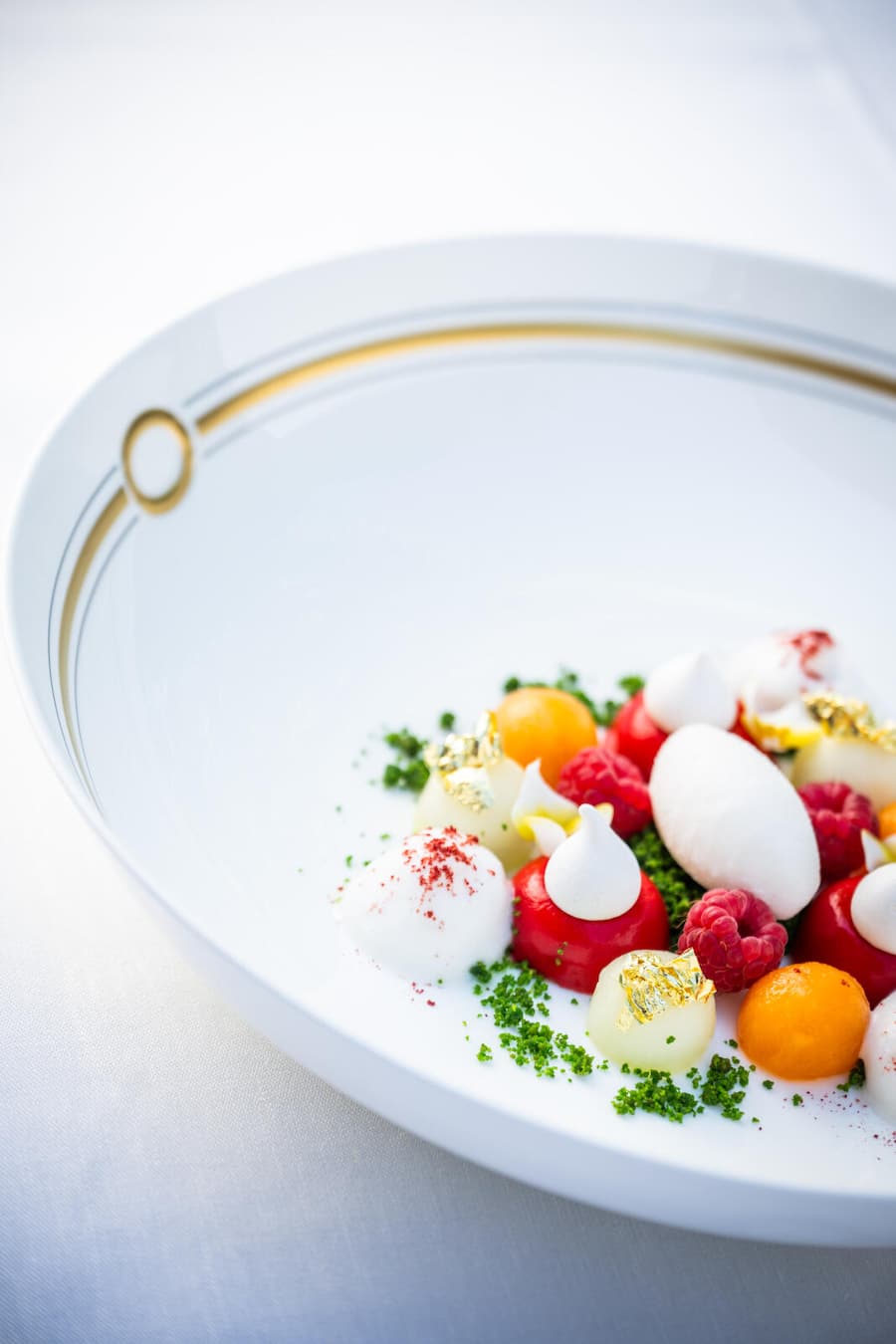 Rico Zandonella 2023: Melonengarten: Melone, Erdbeerpannacotta, Litchi-Champagner-Espouma, Minzencrumble