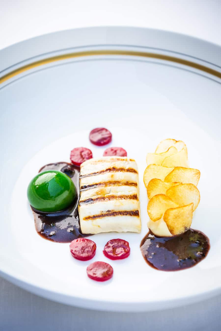 Rico Zandonella 2023: Bretonischer Steinbutt, Perrigot-Truffle-Jous, Pastinaken, Chips, Spinat-Koriander-Sphäre