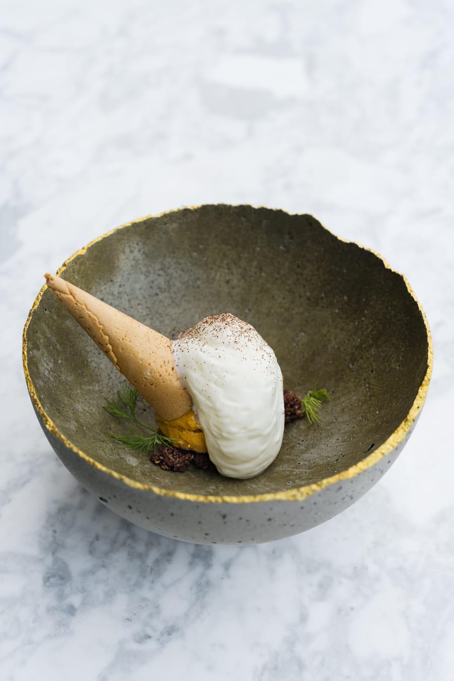 Salzige Glace Pfirsich | Tomaten | Ziegen-Rahm - Nespresso Gourmet Weeks - Restaurant Zur Taube - Zug - Chefkoch Ricardo Pianta - Gastgeber Giovannis Melis - August 2023 - Copyright Olivia Pulver