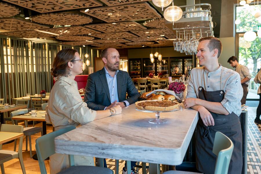 Restaurant Multertor , im Globus St. Gallen , Betriebsleiterin Fabienne Spälti (l), Besitzer Tobias Funke, Küchenchef Andi von Gunten