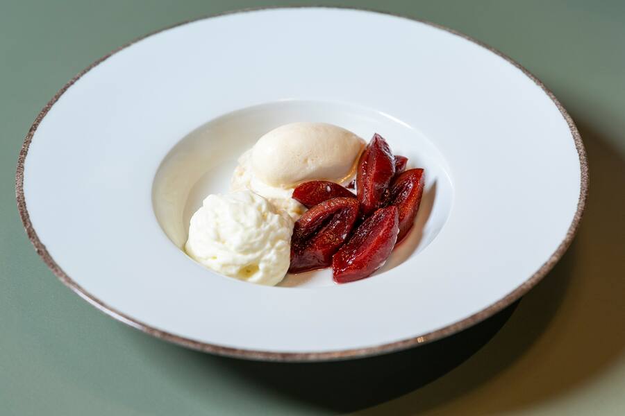 Restaurant Multertor , im Globus St. Gallen von Tobias Funke , Milchreis mit eingelegten Zwetschgen