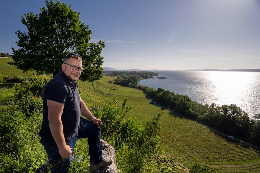 Henry Grosjean im Weinberg les Joyeuses in Cortaillod,Auvernier, Neuenburg,Neuchâtel, Schweiz,Suisse,Svizzera,Switzerland,