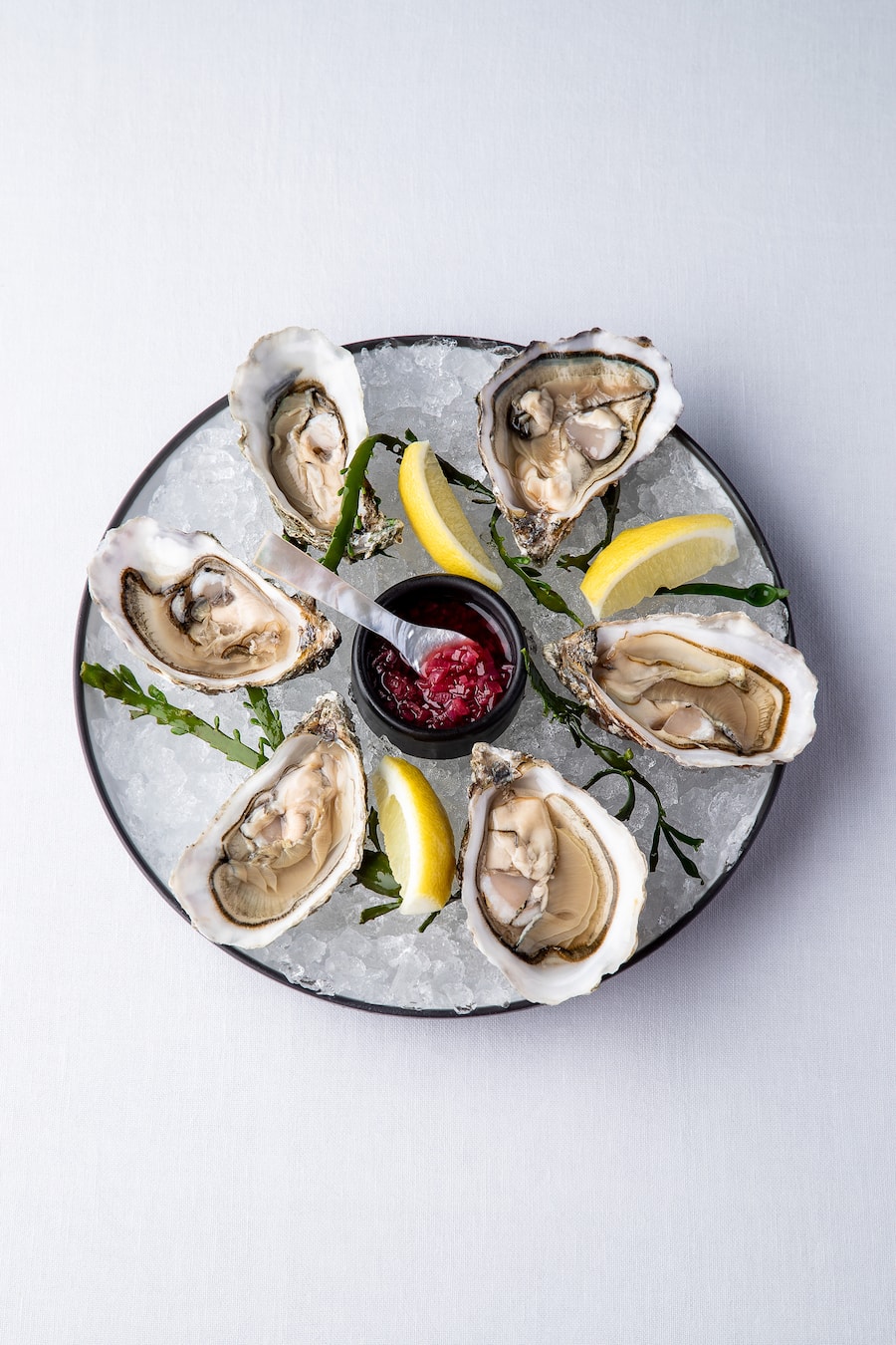 Austern zum Start: Marennes No. 2, mit Sauce Mignonette.