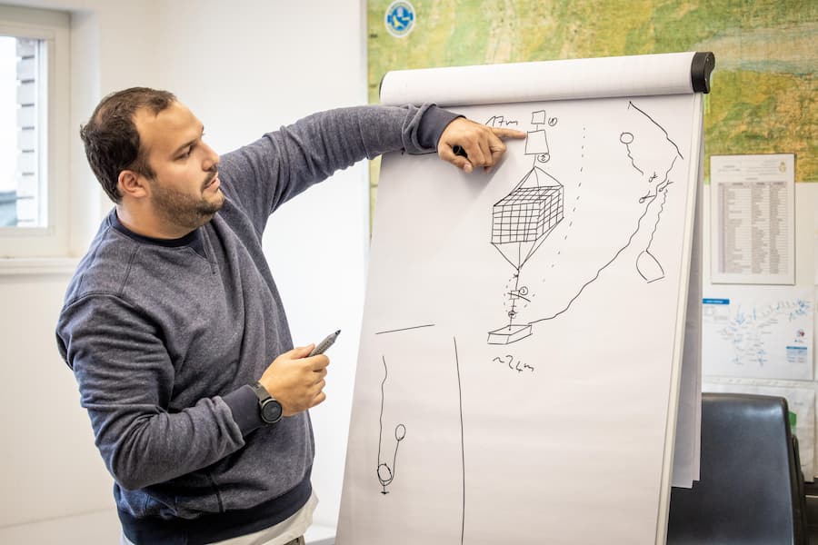 Taucher. Bianchi, Azienda Agricola Bianchi, Weinkäfig im Luganersee, Tessin. Aufgenommen am 15.10.2023