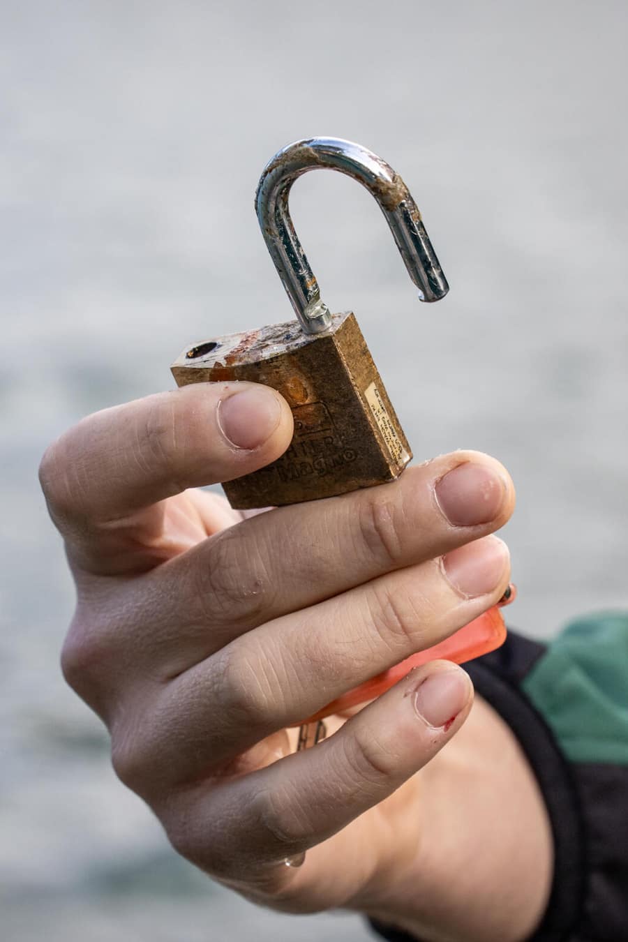 Gabriele und Martino Bianchi, Azienda Agricola Bianchi, Weinkäfig im Luganersee, Tessin. Aufgenommen am 15.10.2023