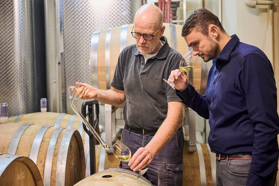 Mercedes Tour mit Guy Ravet entlang des Genfer Sees, am Freitag 15 September 2023 im Epesses. Hier besucht Guy Ravet den Winzer Blaise Duboux. (© Gabriel Monnet)