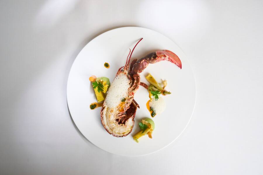 Halber Hummer, Hummervinaigrette, Kartoffel-Petersiliencreme, Karotten, Artischocken. Bretonische Wochen bei Chef Denis Schmitt, Restaurant Le Murenberg, Bubendorf BL, 04.10.2023, Foto Lucia Hunziker / Ringier Axel Springer Schweiz