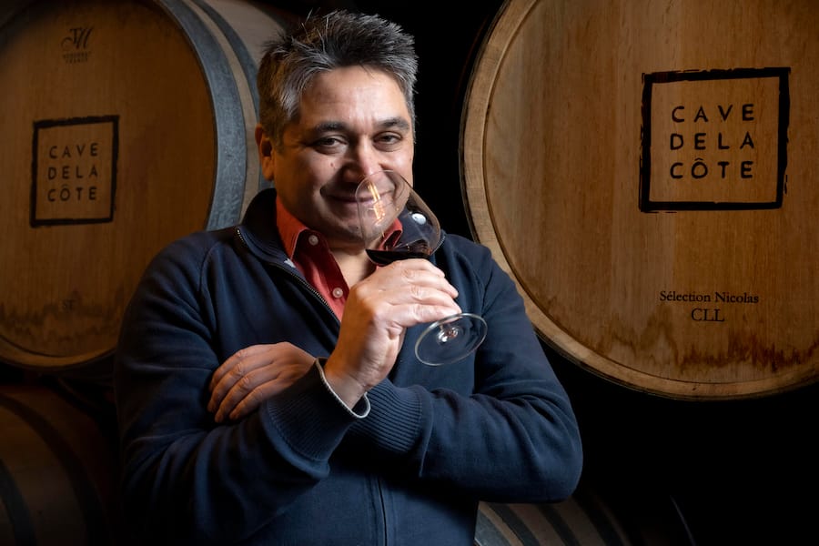 Der Chef Ãnologe Rodrigo Banto im Holzfasskeller, Cave de la Côte,Tolochenaz, Waadt,Vaud, ,