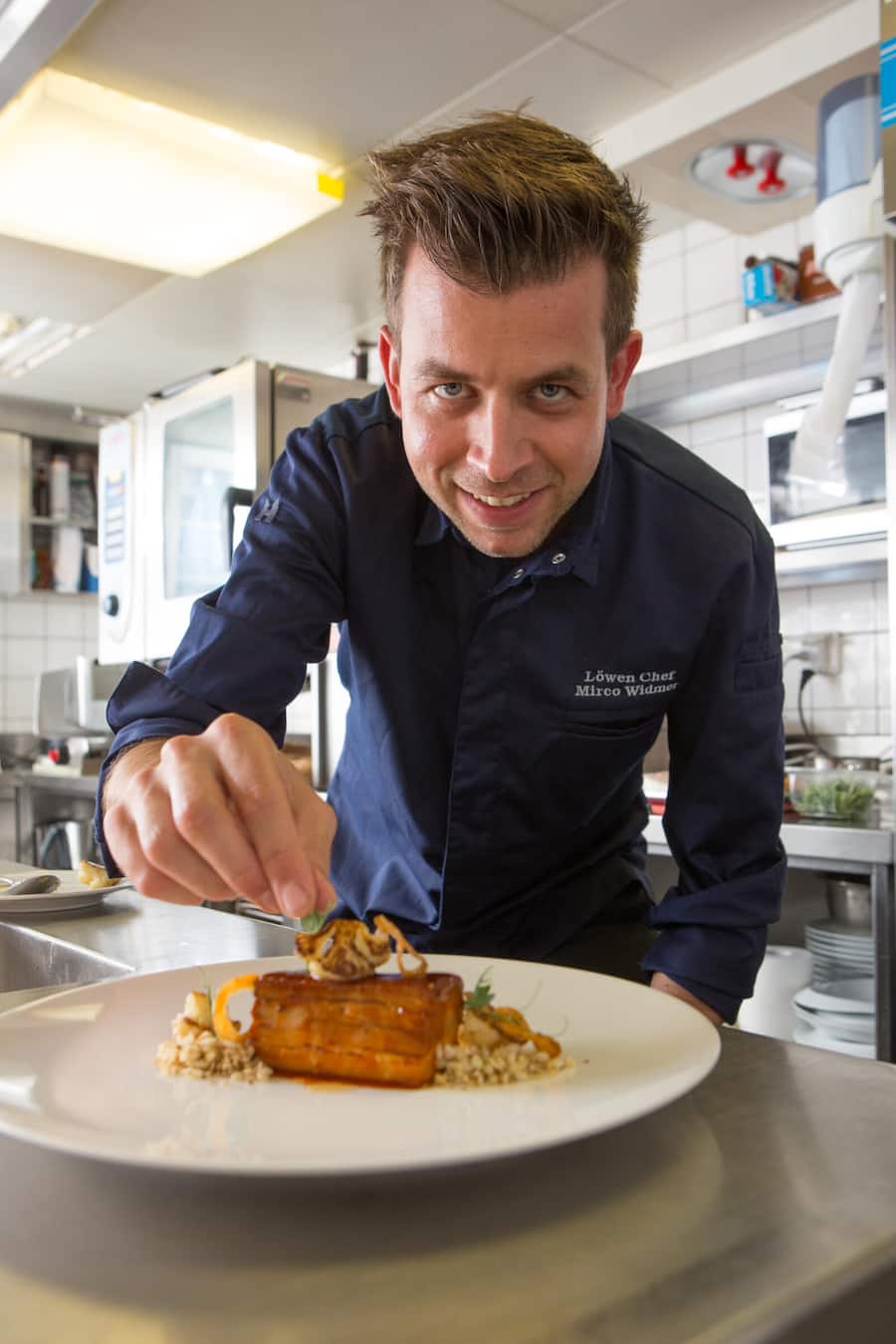 Chef: Mirco Widmer mit Schweinebauch BBQ, Kartoffel, Röstzwiebeln, Blumenkohl.