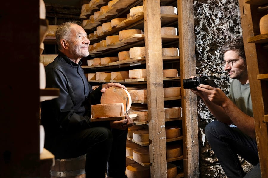 Claude Luisier, affineur de fromage, tournant une séquence TikTok