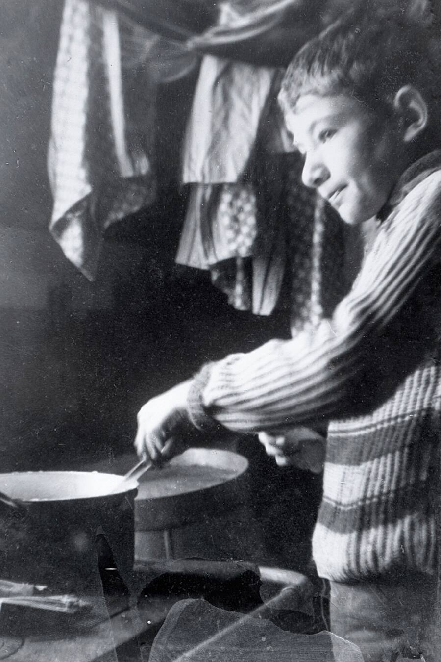 Claude Luisier enfant, affineur de fromage, tournant une séquence TikTok