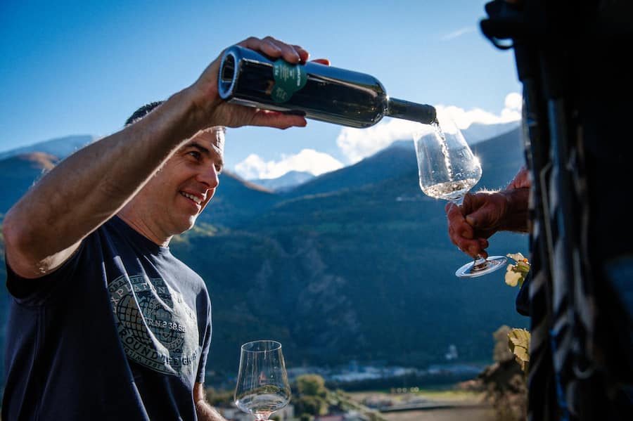 Porträt von Isabella & Stéphane Kellenberger, aber auch von José Vouillamoz sowie Stimmungsfotos von der Veranstaltung. Completer Cave Vin d'oeuvre