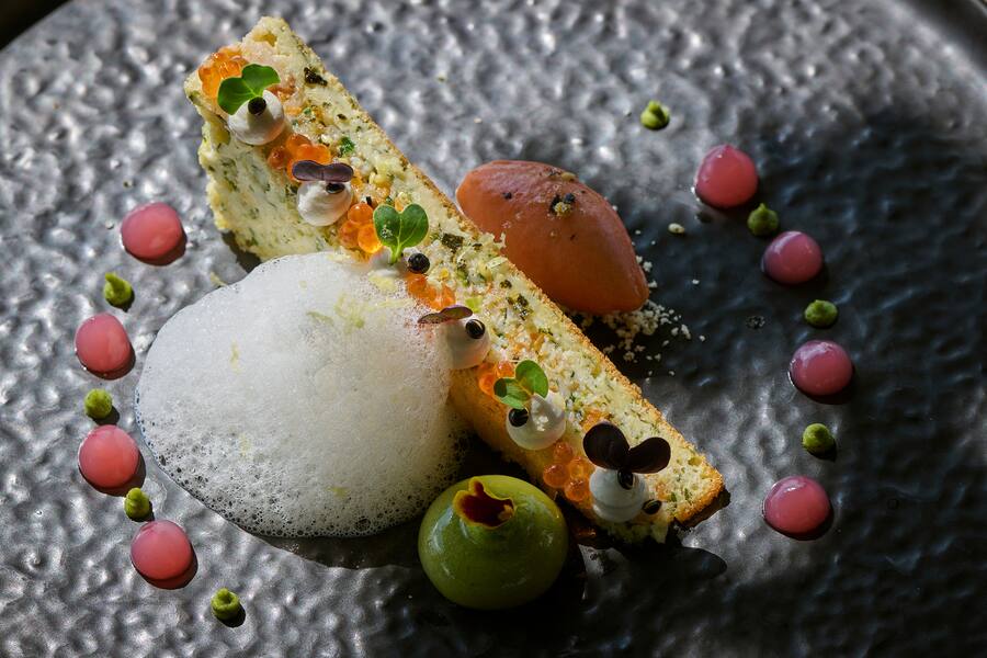 Mercedes Tour mit Guy Ravet entlang des Genfer Sees, am Freitag 15 September 2023 im Chardonne. Hier besucht Guy Ravet den Koch des Restaurants "Là -Haut", Mathieu Bruno. Das Gericht : Kräuter-Gemüse-Kuchen, Tomatensorbet, Zucchini-Gazpacho, Thymian-Gel. (© Gabriel Monnet)