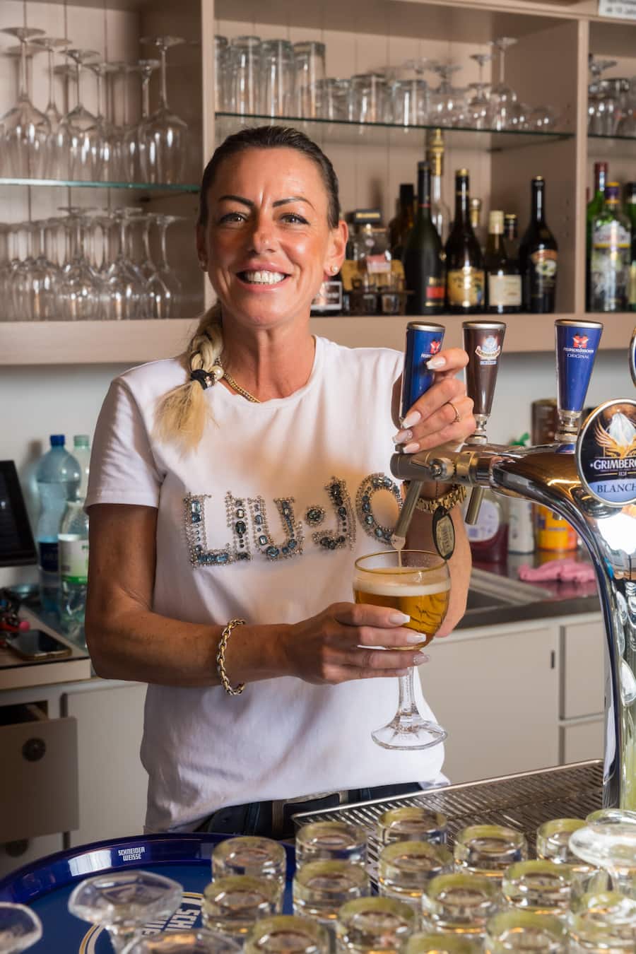 Die Schwestern Alexandra und Viktoria Barillò schenken in ihrem «Spunten» vorwiegend Grimbergen aus. Alexandra Barillo Fotografiert in Horgenberg am 26 Oktober 2023 Die Schwestern Alexandra und Viktoria Barillò schenken in ihrem «Spunten» vorwiegend Grimbergen aus. Das Bier passt auch zu Wurstkäsesalat u.ä. © Salvatore Vinci