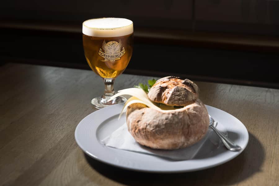 Die Schwestern Alexandra und Viktoria Barillò schenken in ihrem «Spunten» vorwiegend Grimbergen aus. Käsesuppe im Brot Fotografiert in Horgenberg am 26 Oktober 2023 Die Schwestern Alexandra und Viktoria Barillò schenken in ihrem «Spunten» vorwiegend Grimbergen aus. Das Bier passt auch zu Wurstkäsesalat u.ä. © Salvatore Vinci