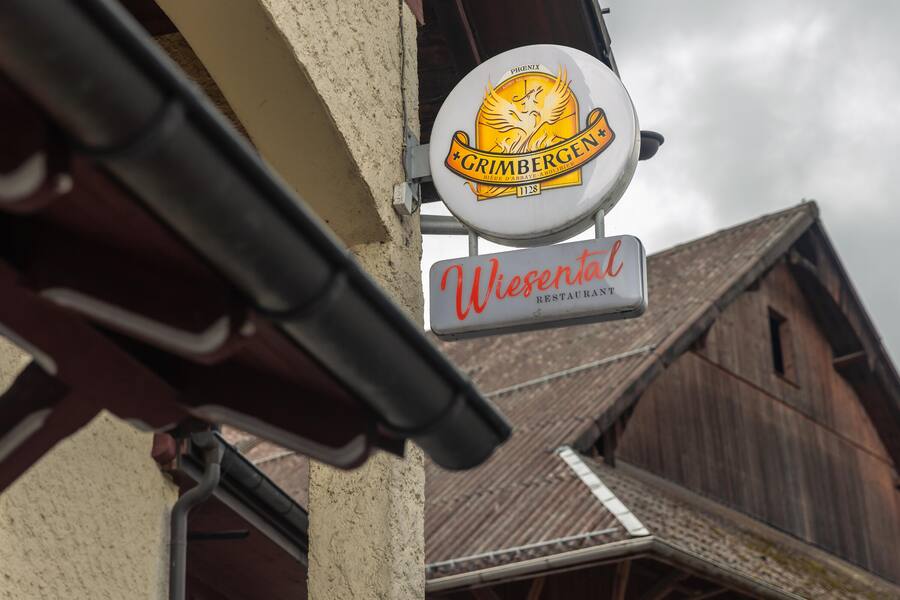 Die Schwestern Alexandra und Viktoria Barillò schenken in ihrem «Spunten» vorwiegend Grimbergen aus. Aussenaufnahmen Fotografiert in Horgenberg am 26 Oktober 2023 Die Schwestern Alexandra und Viktoria Barillò schenken in ihrem «Spunten» vorwiegend Grimbergen aus. Das Bier passt auch zu Wurstkäsesalat u.ä. © Salvatore Vinci