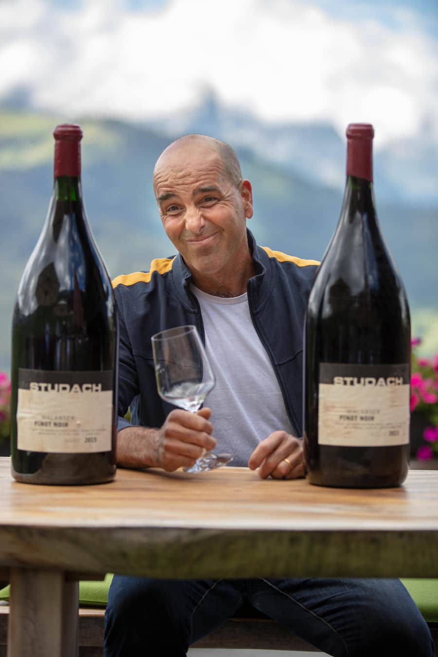 Thomas Studach mit Pinot Noir 2013 Methusalem Gstaadt, Ueli Kellenberger kocht am offenen Feuer, Züneweid, Bernerhof, Gstaad © Marcus Gyger