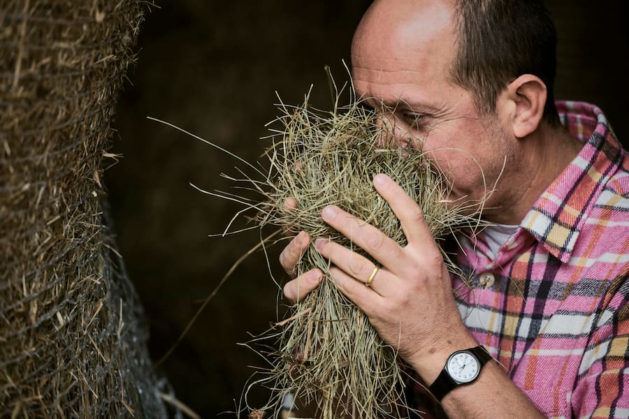Nicolas Darnauguilhem, chef au restaurant gastronomique La Pinte des Mossettes et son producteur de viande d'Hinterwald, Pascal Tercier, près de Charmey dans le canton de Fribourg, jeudi 19 octobre 2023. (© Gabriel Monnet)