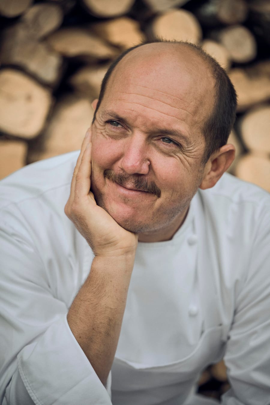 Nicolas Darnauguilhem, chef au restaurant gastronomique La Pinte des Mossettes près de Charmey dans le canton de Fribourg, jeudi 19 octobre 2023. (© Gabriel Monnet)