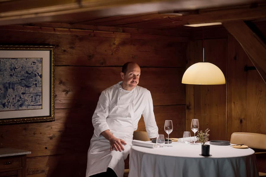 Nicolas Darnauguilhem, chef au restaurant gastronomique La Pinte des Mossettes près de Charmey dans le canton de Fribourg, jeudi 19 octobre 2023. (© Gabriel Monnet)