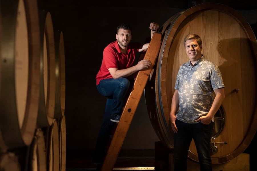 Christian und Julien Dutruy, grosse Holzfässer für den Ausbau der Lavaux Weine,Founex, Waadt,Vaud, Schweiz,Suisse,Svizzera,Switzerland,