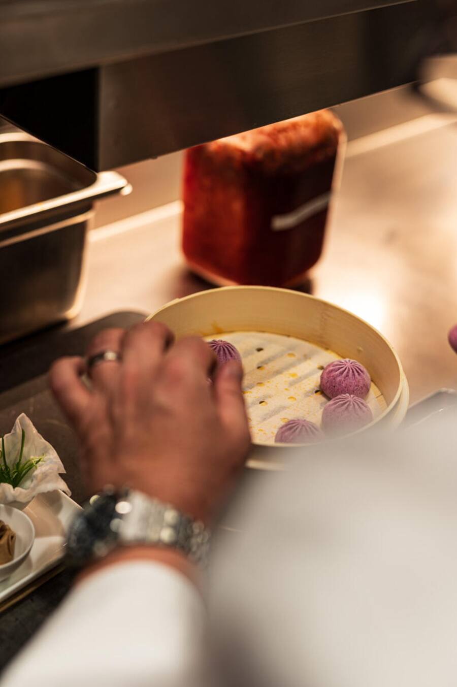 Zürcher Dumpling-Unternehmen Madame Sum spannt mit Gault & Millau Koch des Jahres 2023 Benoît Carcenat zusammen, Chef's Edition, 2023