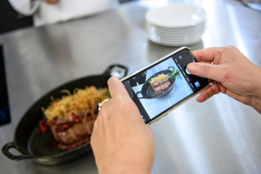 Atelier "cuisine de la chasse" avec le Chef Stéphane Décotterd en compagnie du journaliste Daniel Böniger. Maison Décotterd, Glion, 21 octobre 2023.