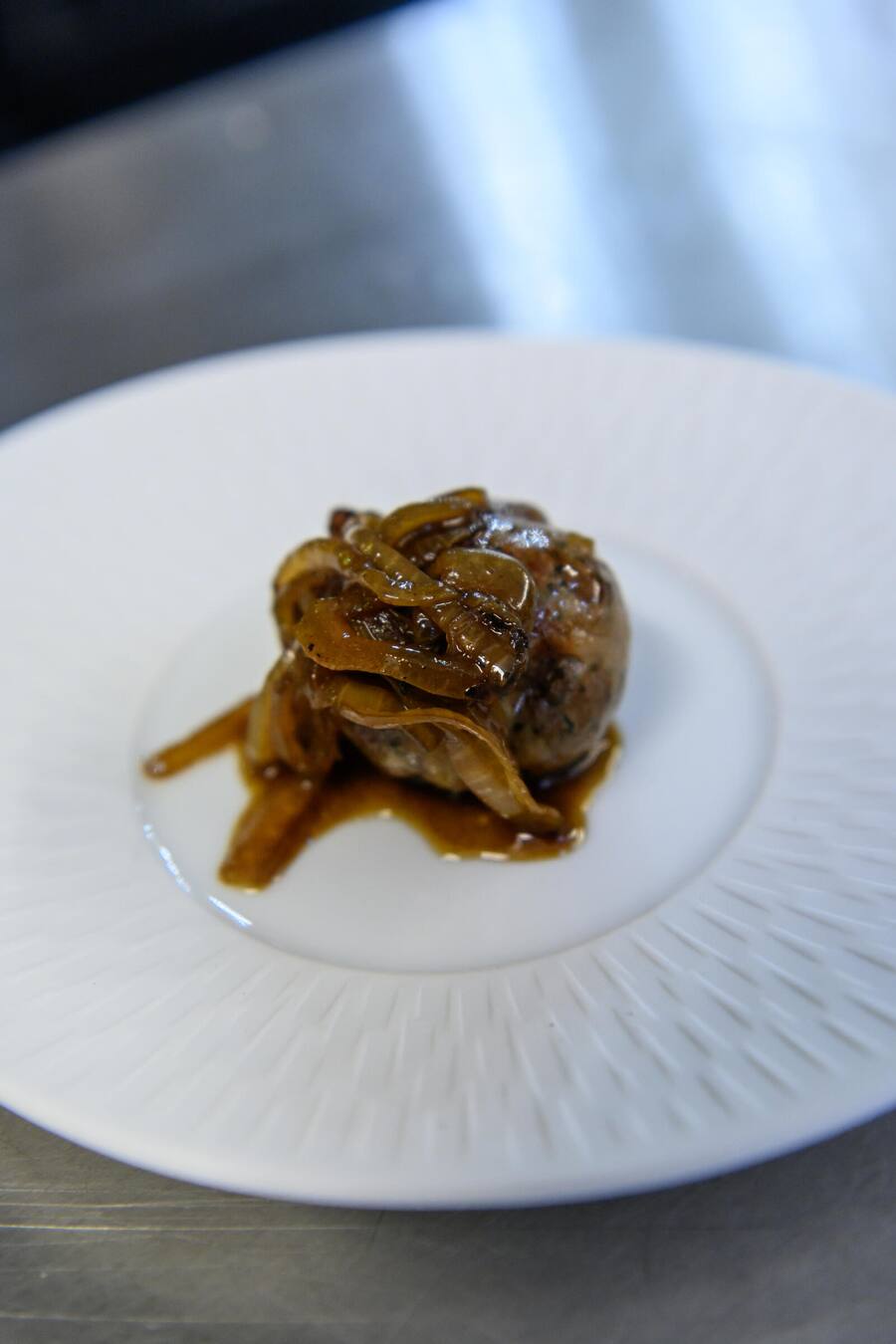 Atelier "cuisine de la chasse" avec le Chef Stéphane Décotterd en compagnie du journaliste Daniel Böniger. Maison Décotterd, Glion, 21 octobre 2023.