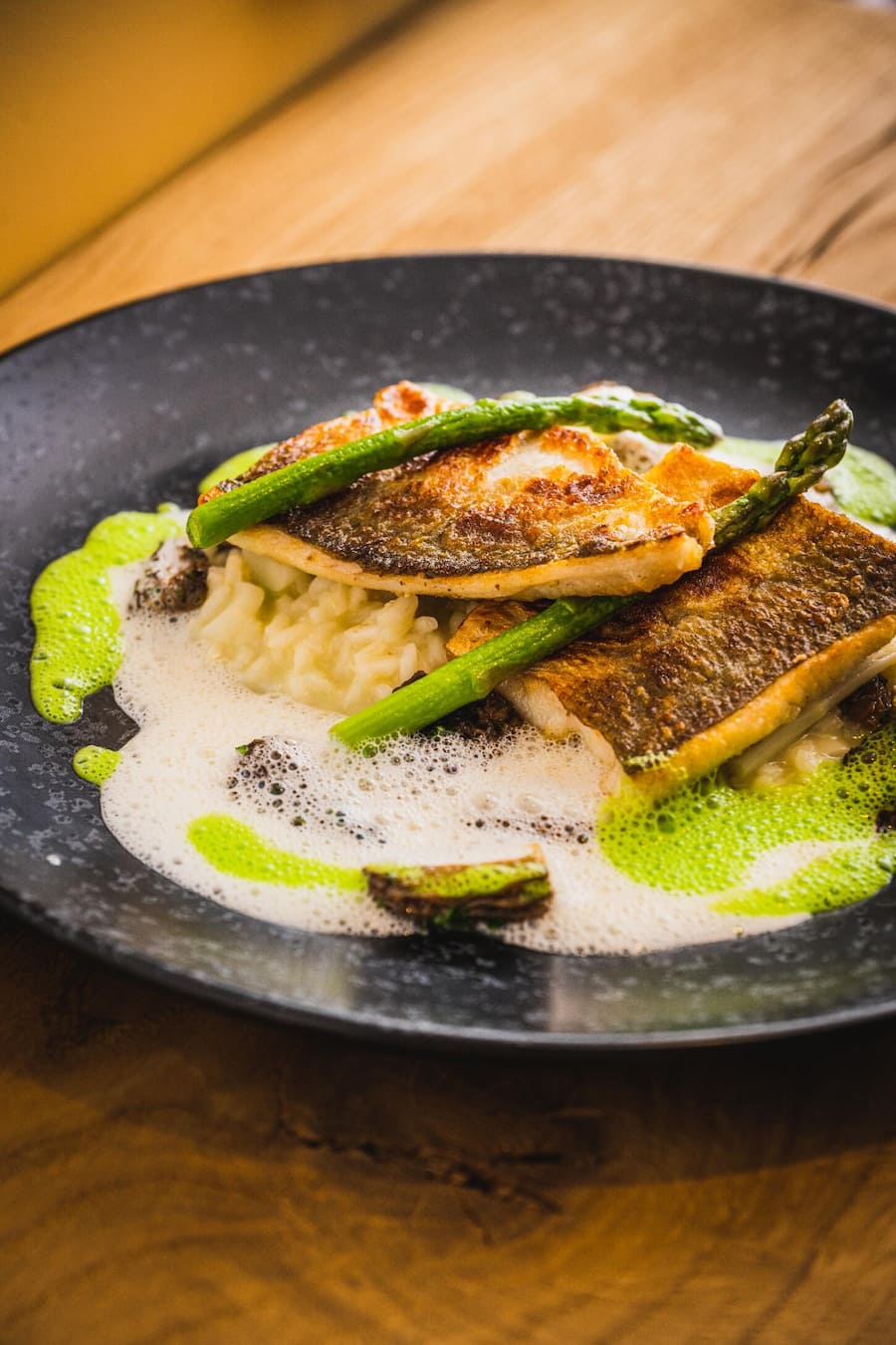 Markus Karle kocht im Restaurant Seeli 2023: Zürisee Felche auf Spargeleisotto Frühlingsrisotto