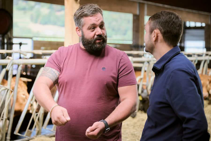 Mercedes Tour mit Guy Ravet entlang des Genfer Sees, am Freitag 15 September 2023 im Blonay-Saint-Légier. Hier besucht Guy Ravet den Landwirt Mathieu Balsiger. (© Gabriel Monnet)