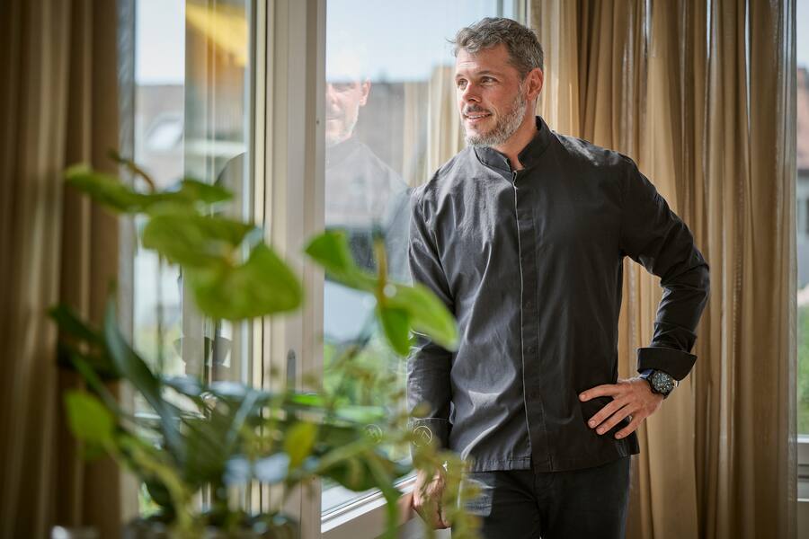 Mercedes Tour mit Guy Ravet entlang des Genfer Sees, am Freitag 15 September 2023 im Chardonne. Hier besucht Guy Ravet den Koch des Restaurants "Là -Haut", Mathieu Bruno. (© Gabriel Monnet)