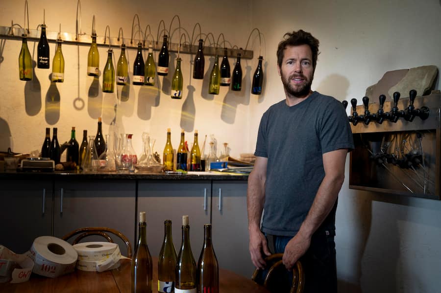 Damien Mermoud im Empfangsraum des Weingutes