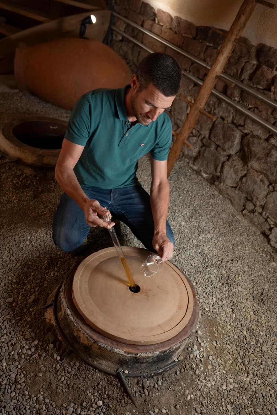 Vincent Gross hebt Wein aus vergrabener Amphore