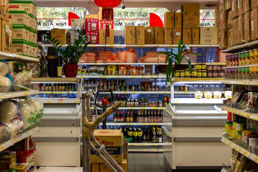 Der Shop befindet sich nur 2 Gehminuten vom Wettsteinplatz entfernt. New Asia Market. 20.10.23. Sydney Karolewski