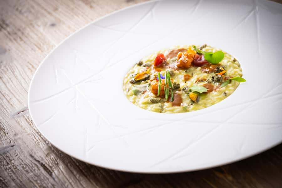 Paolo Casanova 2023: RISOTTO DEL PESCATORE RACCOGLITORE Risotto Carnaroli âRiserva San Massimoâ, Wegerich, Silene, Flusskrebse, Essigmutter, Löwenzahn