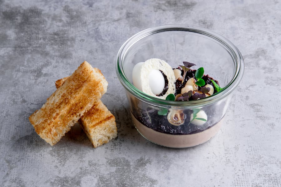 Parfait parfait! Geflügelleber-Parfait mit einheimischem Wachtelei. Rezept aus dem Restaurant Oak.