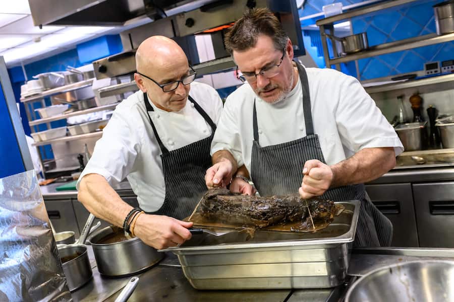 Der grosse Moment! Philippe Chevrier und sein Küchenchef Damien Coche (r.) hieven den Wildhasen nach zwölf Stunden aus dem Bräter.