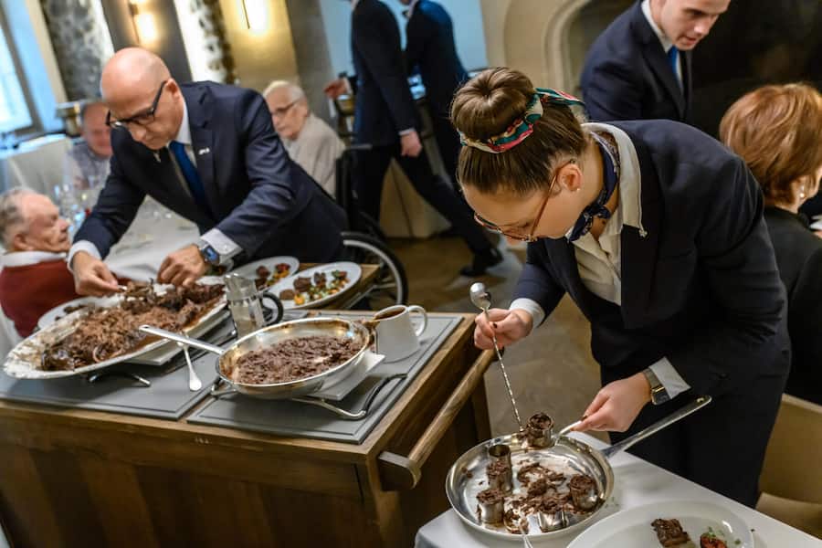 Schneiden, Zupfen, Umrühren: Esteban Valle Trujillo und sein Team zerlegen den «Lièvre à la Royale». Ein königliches Gericht!