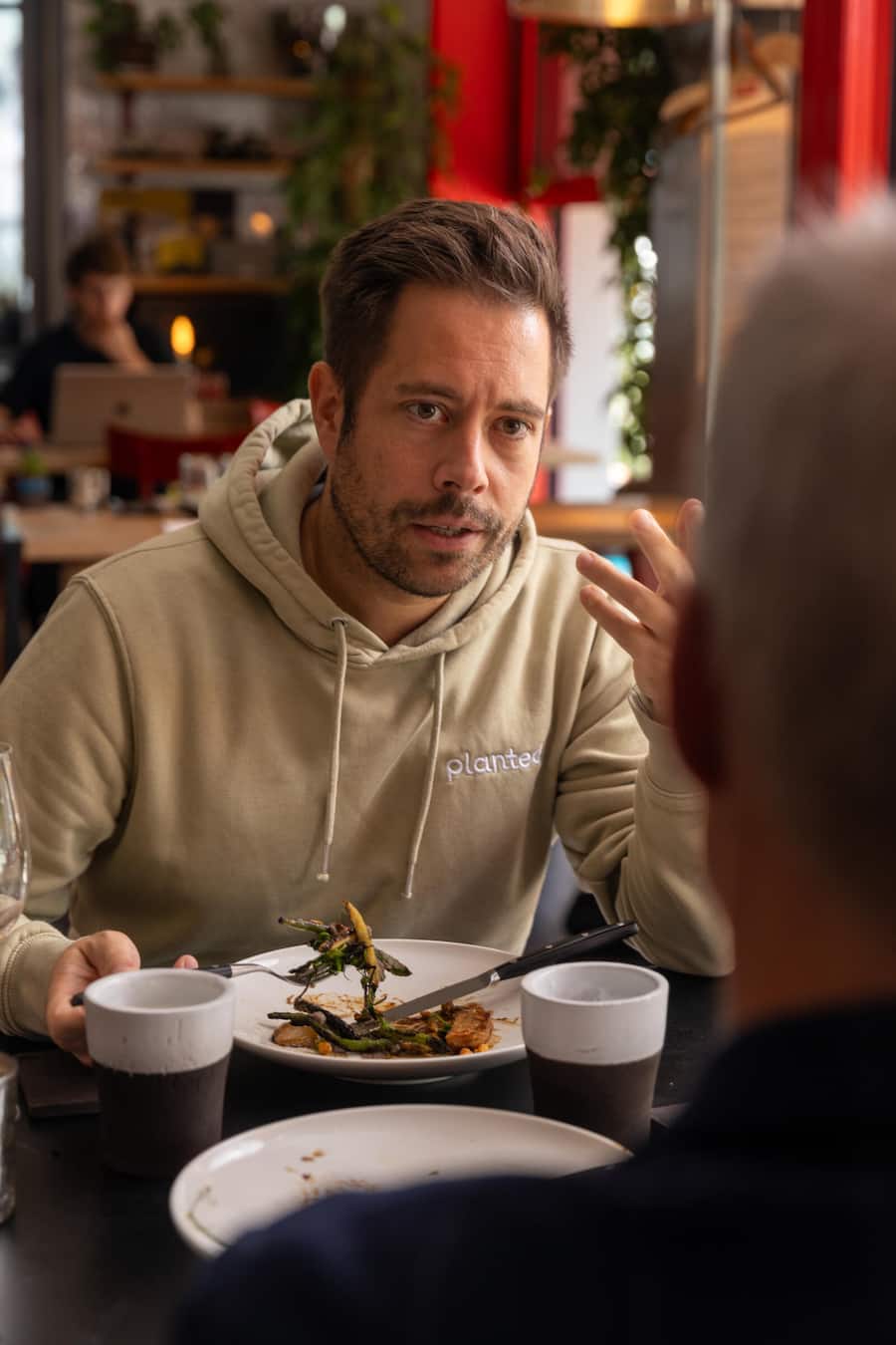 BT_Planted Chicken. Mittagessen im Restaurant Brenso mit Pascal Bieri. Fotografiert in Zürich am 14.09.2023 Böni in Diskussion/ beim Essen mit Pascal Bieri