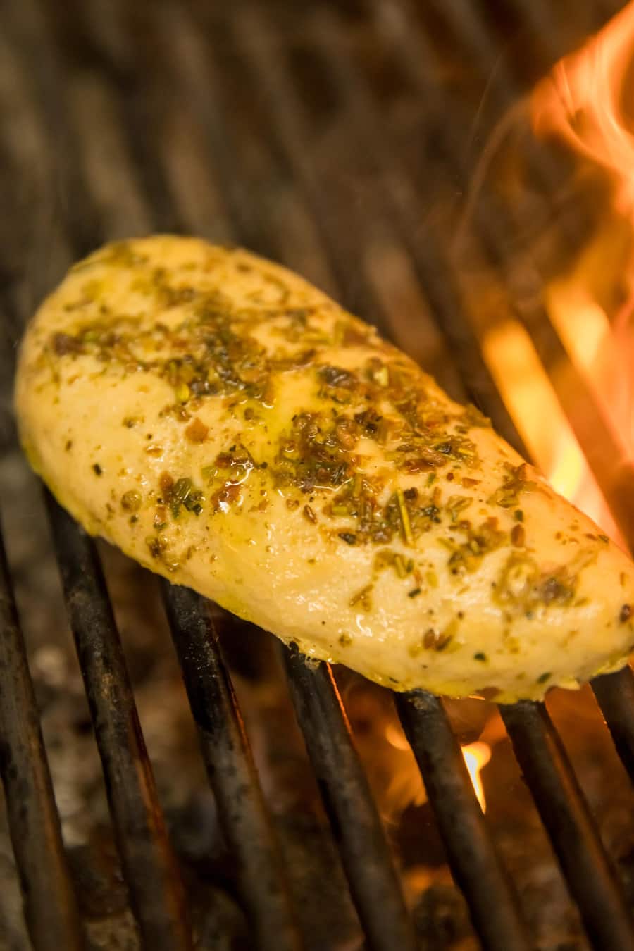 BT_Planted Chicken. Mittagessen im Restaurant Brenso mit Pascal Bieri. Fotografiert in Zürich am 14.09.2023 Nahaufnahme Zubereitung